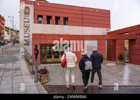 Visitatori che entrano nell'edificio del Museo Cerdà, a Puigcerdà (Cerdanya, Girona, Catalogna, Spagna, Pirenei) ESP: UNOS visitantes entrando en un museo Foto Stock