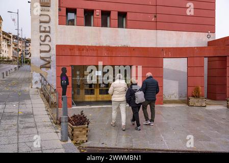 Visitatori che entrano nell'edificio del Museo Cerdà, a Puigcerdà (Cerdanya, Girona, Catalogna, Spagna, Pirenei) ESP: UNOS visitantes entrando en un museo Foto Stock