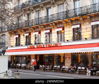 5 dicembre 2023 - Vista esterna del ristorante Les Editeurs, Odéon, Parigi. Les Editeurs è un rinomato ristorante situato nel cuore di Parigi, Franc Foto Stock