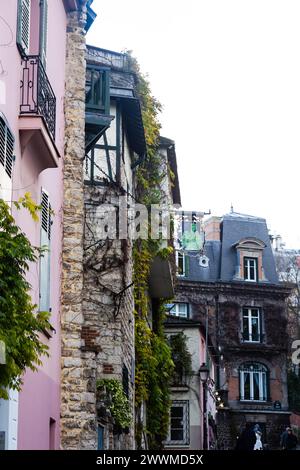 5 dicembre 2023 - Appartamenti a Montmartre, Parigi, Francia. Foto Stock