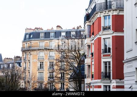 5 dicembre 2023 - Appartamenti a Montmartre, Parigi, Francia. Foto Stock