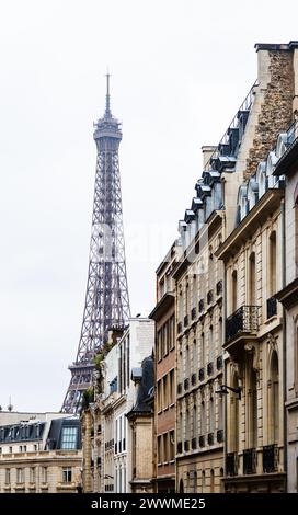 5 dicembre 2023 - Torre Eiffel con appartamenti e case in primo piano, Parigi, Francia. Foto Stock