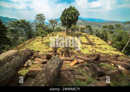 Il più grande sito megalitico di tutto il sud-est asiatico. Sito megalitico di Gunung Padang, Cianjur, Giava occidentale, Indonesia Foto Stock