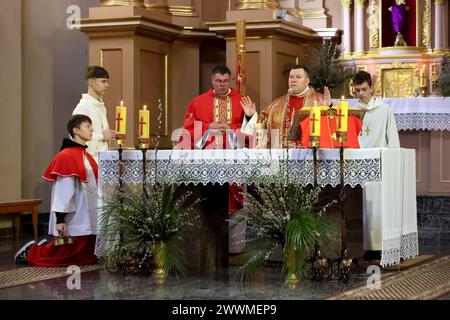 Non esclusiva: IVANO-FRANKIVSK, UCRAINA - 24 MARZO 2024 - i sacerdoti conducono la Santa messa della domenica delle Palme presso la Chiesa cattolica romana di Cristo Re i Foto Stock