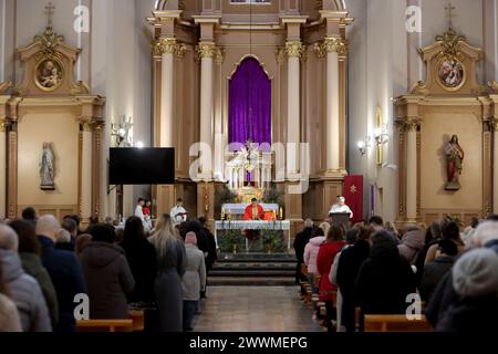 Non esclusiva: IVANO-FRANKIVSK, UCRAINA - 24 MARZO 2024 - i devoti partecipano alla Santa messa della domenica delle Palme presso la Chiesa Cattolica Romana di Cristo Re i Foto Stock