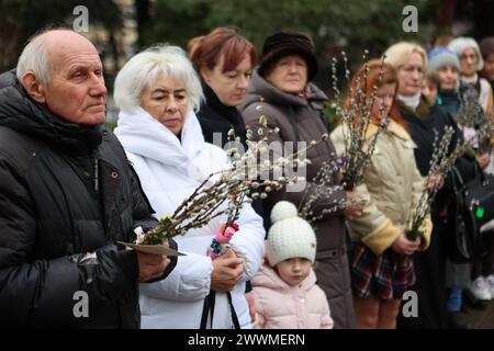 Non esclusiva: IVANO-FRANKIVSK, UCRAINA - 24 MARZO 2024 - i devoti tengono rami di salice per essere benedetti durante la celebrazione della domenica delle Palme al Romano Foto Stock