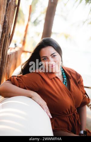 Donna che posa in un ambiente tropicale Foto Stock