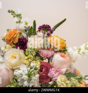 Composizione floreale del nucleo del cottage in colori tenui Foto Stock