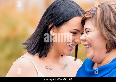 Madre e figlia ridono il giorno delle nozze Foto Stock