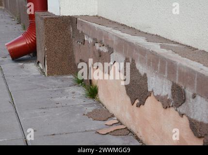 Impermeabilizzazione delle fondamenta delle case cattive. Riparazione delle fondamenta degli edifici causata dall'umidità proveniente dal tubo di scarico della canalina antipioggia nell'area problematica. riparazione della base Foto Stock