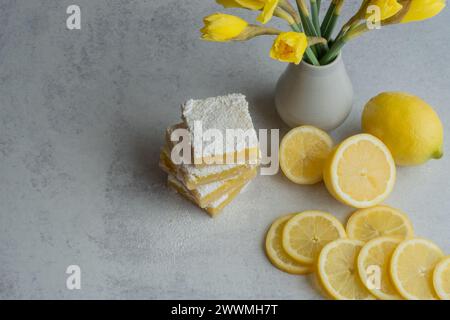 Natura morta con limoni, quadrati di limoni e narcisi gialli. Foto Stock