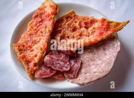 Un piatto del ristorante dell'Hotel El Prado, a Puigcerdà, con cucina tradizionale dei Pirenei (Cerdanya, Girona, Catalogna, Spagna, Pirenei) Foto Stock