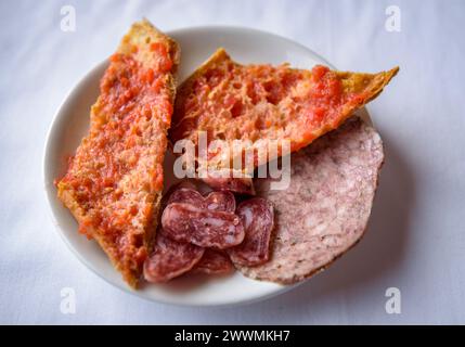 Un piatto del ristorante dell'Hotel El Prado, a Puigcerdà, con cucina tradizionale dei Pirenei (Cerdanya, Girona, Catalogna, Spagna, Pirenei) Foto Stock