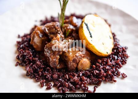 Un piatto del ristorante dell'Hotel El Prado, a Puigcerdà, con cucina tradizionale dei Pirenei (Cerdanya, Girona, Catalogna, Spagna, Pirenei) Foto Stock