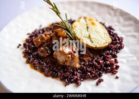 Un piatto del ristorante dell'Hotel El Prado, a Puigcerdà, con cucina tradizionale dei Pirenei (Cerdanya, Girona, Catalogna, Spagna, Pirenei) Foto Stock