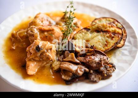 Un piatto del ristorante dell'Hotel El Prado, a Puigcerdà, con cucina tradizionale dei Pirenei (Cerdanya, Girona, Catalogna, Spagna, Pirenei) Foto Stock