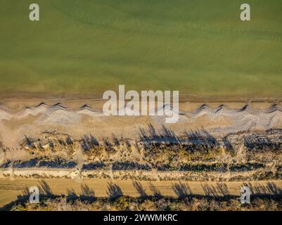 Vista aerea della spiaggia Platja de l'Arenal, a l'Ampolla, nel delta dell'Ebro (Tarragona, Catalogna, Spagna) Foto Stock