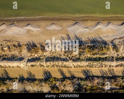Vista aerea della spiaggia Platja de l'Arenal, a l'Ampolla, nel delta dell'Ebro (Tarragona, Catalogna, Spagna) Foto Stock