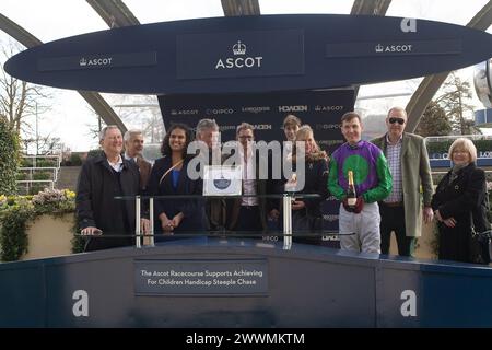 Ascot, Regno Unito. 24 marzo 2024. La presentazione dei vincitori per l'ippodromo di Ascot sostiene il raggiungimento di un handicap per i bambini con la Steeple Chase al Spring Family Raceday all'ippodromo di Ascot, vinto dal cavallo King's Threshold guidato dal fantino Tom Bellamy. Proprietario della navigazione a Bisanzio, allenatore Emma Lavelle, Marlborough, allevatore William Jenks, Sponsor Hatherden Horse Transport. Crediti: Maureen McLean/Alamy Live News Foto Stock