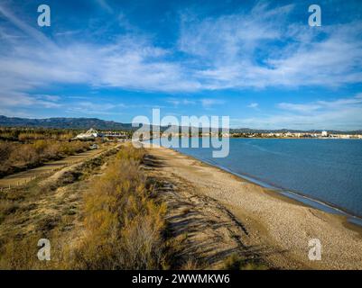 Vista aerea della spiaggia Platja de l'Arenal, a l'Ampolla, nel delta dell'Ebro (Tarragona, Catalogna, Spagna) Foto Stock