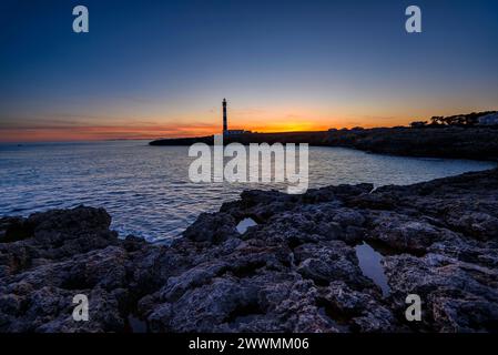 Faro di Artrutx al tramonto invernale a capo Cap d'Artrutx (Minorca, Isole Baleari, Spagna) ESP: Faro de Artrutx en un atardecer de invierno Foto Stock