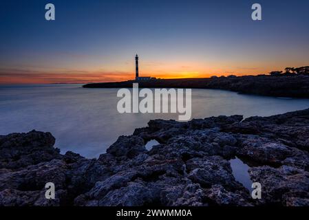 Faro di Artrutx al tramonto invernale a capo Cap d'Artrutx (Minorca, Isole Baleari, Spagna) ESP: Faro de Artrutx en un atardecer de invierno Foto Stock