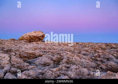Rocce vicino a capo Cap d'Artrutx durante un tramonto invernale con i colori dell'alpenglow nel cielo (Minorca, Isole Baleari, Spagna) Foto Stock