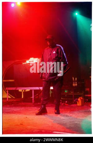 PUBLIC ENEMY, CONCERTO, 2000: Chuck D of Public Enemy che suona al Homelands Festival di Winchester, Inghilterra, Regno Unito, il 27 maggio 2000. Foto: Rob Watkins. INFO: Public Enemy, un gruppo hip-hop americano formato a Long Island, New York, nel 1985, rivoluzionò la musica rap con testi politicamente carichi e produzioni innovative. Successi come "Fight the Power" li hanno spinti alla fama, confermando il loro status di icone della cultura hip-hop consapevole. Foto Stock