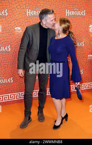 Dirk Steffens mit Ehefrau Ingrid Steffens bei der Premiere des Musicals Hercules im Stage Theater Neue Flora. Amburgo, 24.03.2024 *** Dirk Steffens con la moglie Ingrid Steffens alla prima del musical Hercules al Teatro Neue Flora Hamburg, 24 03 2024 foto:xgbrcix/xFuturexImagex hercules Prem 4409 Foto Stock