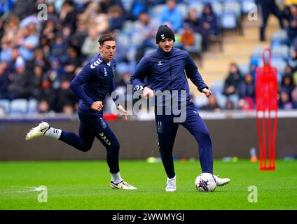 Liam Kitching (a destra) di Coventry City e Luis Binks durante una sessione di allenamento presso la Coventry Building Society Arena di Coventry. Data foto: Lunedì 25 marzo 2024. Foto Stock