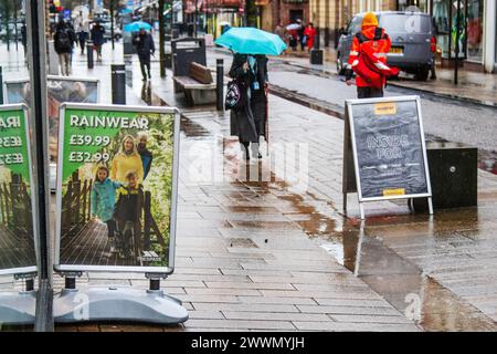 Preston, Lancashire. Meteo nel Regno Unito. 25 marzo 2024. Pioveremo. Pioggia intensa e una leggera brezza precipita ancora più pioggia nel nord-ovest dell'Inghilterra Credit MediaWorldImages/AlamyLiveNews Foto Stock