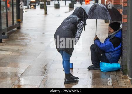 Preston, Lancashire. Meteo nel Regno Unito. 25 marzo 2024. Pioveremo. Pioggia intensa e una leggera brezza precipita ancora più pioggia nel nord-ovest dell'Inghilterra Credit; MediaWorldImages/AlamyLiveNews Foto Stock