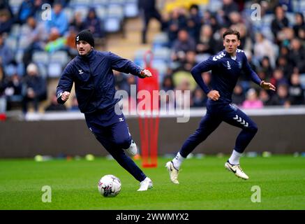 Liam Kitching (a sinistra) di Coventry City e Luis Binks durante una sessione di allenamento alla Coventry Building Society Arena di Coventry. Data foto: Lunedì 25 marzo 2024. Foto Stock