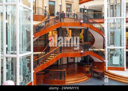 All'interno del centro commerciale Princes Square che mostra la sala dei ristoranti al piano terra e le scale mobili per le zone dello shopping, Glasgow, Scozia, Regno Unito Foto Stock