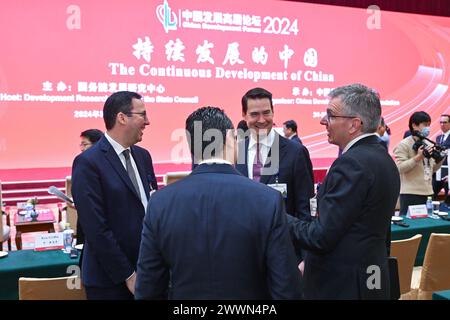 (240325) -- PECHINO, 25 marzo 2024 (Xinhua) -- chiacchierare prima della cerimonia di apertura del China Development Forum 2024 a Pechino, capitale della Cina, 24 marzo 2024. (Xinhua/li Xin) Foto Stock