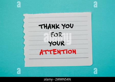 Grazie per la vostra attenzione parole scritte su un pezzo di carta strappato con sfondo blu. Simbolo commerciale concettuale. Copia spazio. Foto Stock