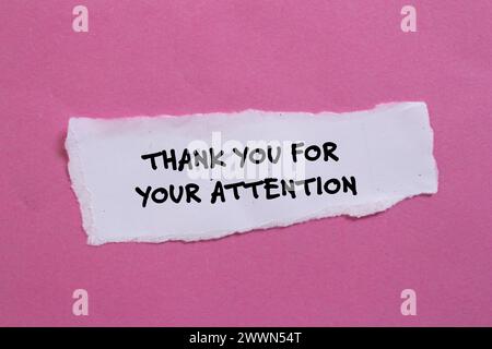 Grazie per la vostra attenzione parole scritte su un pezzo di carta strappato con sfondo rosa. Simbolo commerciale concettuale. Copia spazio. Foto Stock