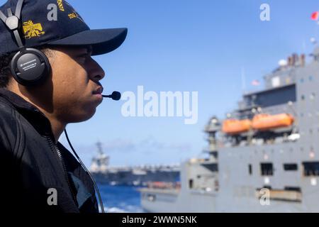 PACIFIC OCEAN (17 febbraio 2024) Operations Specialist 3rd Class Sonny Brenton si trova a bordo del cacciatorpediniere missilistico guidato classe Arleigh Burke USS Rafael Peralta (DDG 115) durante un rifornimento in mare con la nave cargo e munizioni asciutta USNS Cesar Chavez (T-AKE 14). Cesar Chavez è assegnato al Military Sealift Command far East (MSC FE) che, in coordinamento con il comandante, Task Force 73, rifornimenti e rifornimenti schierò forze navali, insieme ad alleati regionali e partner nell'Indo-Pacifico. Rafael Peralta è schierato in avanti e assegnato al comandante della Task Force 71/Destroyer Squadron (DE Foto Stock
