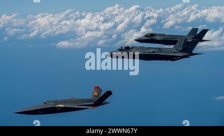 Un US Marine Corps XQ-58A Valkyrie, veicolo aereo senza equipaggio tattico altamente autonomo e a basso costo, conduce il suo secondo volo di prova con due aerei F-35A Lightning II della U.S. Air Force assegnati al 33rd Fighter Wing, 96th test Wing presso Eglin Air Force base, Flag., 23 febbraio 2023. Il volo di prova XQ-58A Valkyrie e i dati raccolti informano i futuri requisiti per il corpo dei Marines in un ambiente di sicurezza in rapida evoluzione, alimentando al contempo con successo opportunità congiunte di innovazione e sperimentazione. Aeronautica militare Foto Stock