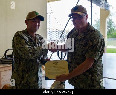 Apra HARBOR, Guam (7 febbraio 2024) – il Chief Electronics Technician Charles Giedd, assegnato al sottomarino classe Emory S. Land USS Emory S. Land (AS 39), riceve la Navy and Marine Corps Achievement Medal dal dal Rear Adm. Michael Van Poots, vicecomandante Submarine Force Atlantic/vicecomandante Submarine Force Pacific, 7 febbraio 2024. Frank Cable, schierato in avanti sull'isola di Guam, ripara, riarma e rifornisce sommergibili e navi di superficie nella regione Indo-Pacifico. Marina Foto Stock