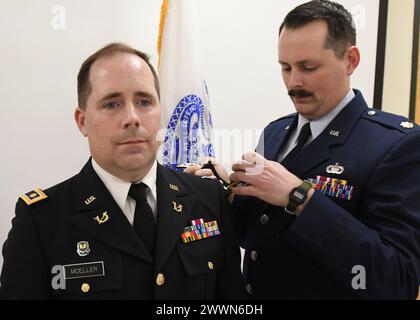 Il maggiore James Moeller sostituisce le principali spalline di suo fratello con tavole di tenente colonnello durante l'Army Reserve Medical Command Chief of Military Justice tenente colonnello Robert Moeller il 15 febbraio 2024, cerimonia di promozione presso il quartier generale di Pinellas Park, Flag. Il maggiore Moeller viaggiò dal suo incarico alla Minot Air Force base, N.D., per partecipare alla promozione di suo fratello maggiore. Esercito Foto Stock