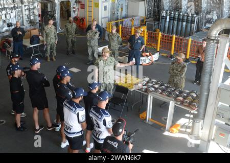 SAN DIEGO - CDR. James Barber, centro, nativo di San Diego, ufficiale comandante della nave da combattimento litorale variante indipendenza USS Canberra (LCS 30) Gold Crew, parla con i giocatori del South Sydney Rabbitohs, una squadra di rugby a 13 australiana, nella baia hangar della nave, il 21 febbraio. Homeporting a San Diego come parte del Littoral Combat Ship Squadron ONE, la USS Canberra è un combattente di superficie veloce, con equipaggio ottimale e su misura per la missione che opera in ambienti vicino alla costa e all'oceano aperto, vincendo contro le minacce costiere del XXI secolo. LCS come USS Canberra si integra con giunto, Foto Stock