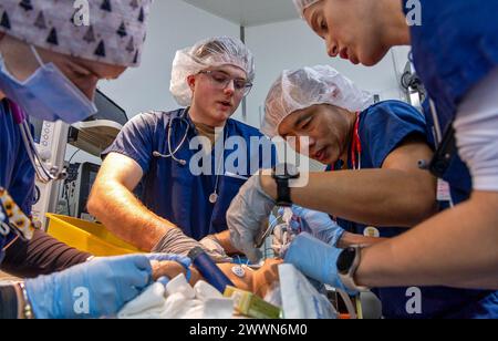 YOKOSUKA, Giappone (28 febbraio 2024) risponde a un'emergenza Code Purple simula più procedure salvavita contemporaneamente su un simulatore paziente avanzato Super Tory S2220 - Newborn Patient Simulator. Il team dell'ospedale navale degli Stati Uniti Yokosuka Maternal Infant Unit (MIU) ha dimostrato una risposta di emergenza ostetrica (OB) in codice viola a un gruppo di studenti e membri della facoltà della Kanagawa University of Human Services (KUHS). Il team ha dimostrato un parto cesareo e la conseguente sindrome da distress respiratorio infantile (RDS) per i visitatori. Marina Foto Stock