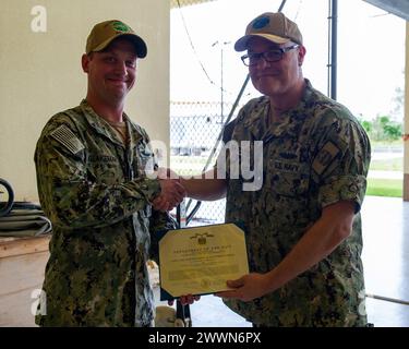 Apra HARBOR, Guam (7 febbraio 2024) – Machinist's Mate (ausiliario) 1st Class Zachary Blakeman, assegnato al tender sottomarino Emory S. Land USS Emory S. Land (AS 39), riceve la Navy and Marine Corps Achievement Medal dal dal Rear Adm. Michael Van Poots, vicecomandante della forza sottomarina Atlantic/vicecomandante della forza sottomarina Pacific, 7 febbraio 2024. Frank Cable, schierato in avanti sull'isola di Guam, ripara, riarma e rifornisce sommergibili e navi di superficie nella regione Indo-Pacifico. Marina Foto Stock