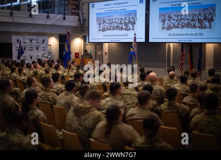 Randy Uyehara, membro del team di risposta alle emergenze del 435th Security Forces Squadron, briefs Airmen assegnati al 435th Contingency Response Group sulla storia dell'unità, presso Ramstein Air base, Germania, 26 febbraio 2024. La 435a CRG ha segnato una pietra miliare significativa in occasione del suo 25° anniversario. Aeronautica militare Foto Stock