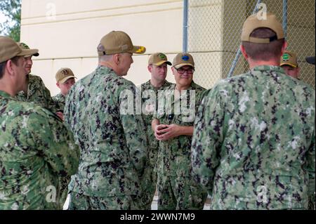 Apra HARBOR, Guam (7 febbraio 2024) – i marinai assegnati al sottomarino Emory S. Land-class USS Frank Cable (AS 40) parlano con il contrammiraglio Michael Van Poots, vice comandante Submarine Force Atlantic/vice comandante Submarine Force Pacific, 7 febbraio 2024. Frank Cable, schierato in avanti sull'isola di Guam, ripara, riarma e rifornisce sommergibili e navi di superficie nella regione Indo-Pacifico. Marina Foto Stock