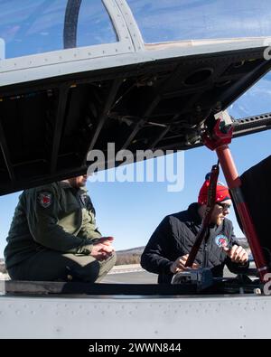 I giocatori della squadra di hockey degli Springfield Thunderbirds trascorsero il pomeriggio visitando il 104th Fighter Wing, 14 febbraio 2024, presso la Barnes Air National Guard base, Massachusetts. Durante il tour, i giocatori hanno visto decollare gli F-15 Eagles dello stormo, hanno appreso della missione dello stormo e hanno parlato con i piloti come parte dell'evento di sensibilizzazione della comunità. Air National Guard Foto Stock