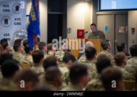 U.S. Air Force Tech. Sergente Matt Clark, istruttore di contingenza per la produzione di energia del 435th Construction and Training Squadron, briefs Airmen assegnati al 435th contingency Response Group sulla storia dell'unità, presso Ramstein Air base, Germania, 26 febbraio 2024. Istituito il 26 febbraio 1999, il 435° CRG ha segnato una tappa importante in occasione del suo 25° anniversario. Aeronautica militare Foto Stock