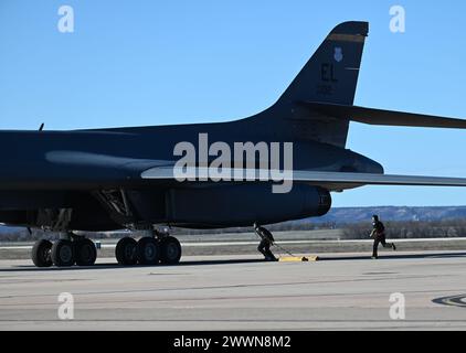 Gli avieri del 28th Maintenance Group, Ellsworth Air Force base, South Dakota, eseguono controlli post-volo su un Ellsworth AFB B-1B Lancer sulla flightline a Dyess AFB, Texas, 3 febbraio 2024. Aeronautica militare Foto Stock