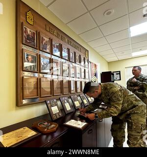 Il Sgt. Maggiore dell'esercito Michael Weimer firma un registro dei visitatori presso la Wightman NCO Academy a Camp Humphreys, Corea del Sud, 9 febbraio 2024. Esercito Foto Stock